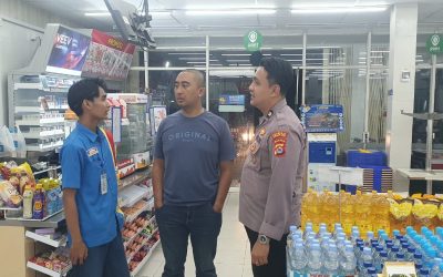 Sambangi Indomart Anggota Piket Polsek Cipocok Jaya Polresta Serkot Sampaikan Pesan Kamtibmas