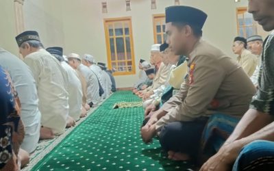 Anggota Polsek Baros Polresta Serkot Laksanakan Sholat Tarawih Keliling